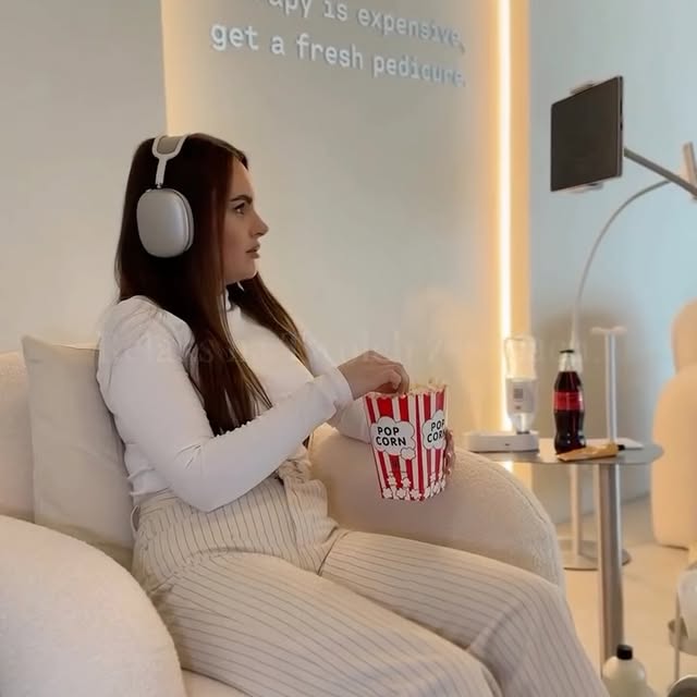 Klientka odpoczywa z Netflixem i słuchawkami podczas zabiegu
