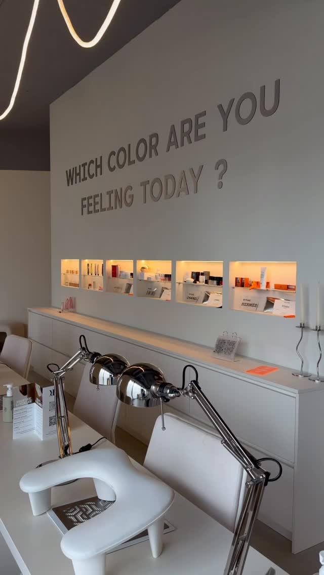 Neon .THE REST RITUALS w salonie