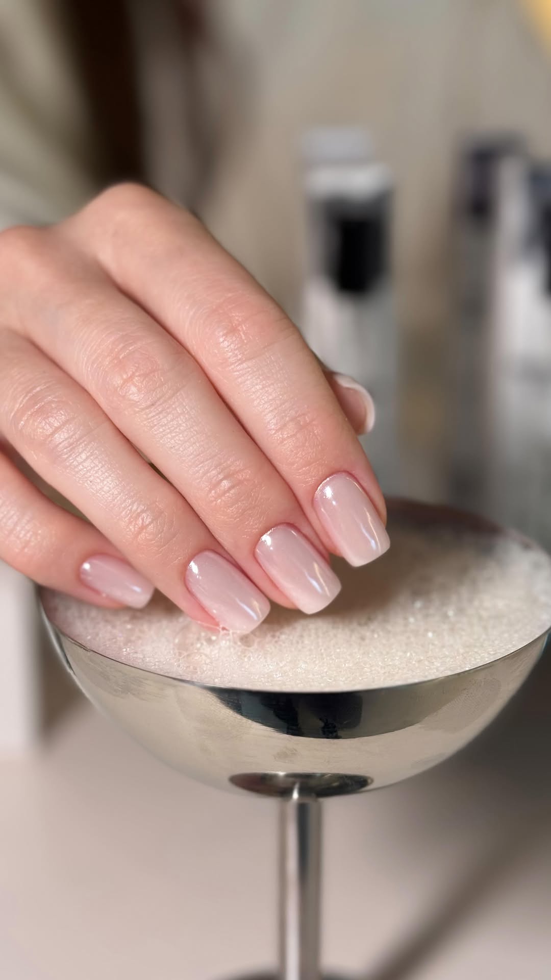 Manicure hybrydowy — efekt glazed